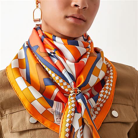 how to tie Hermes scarf